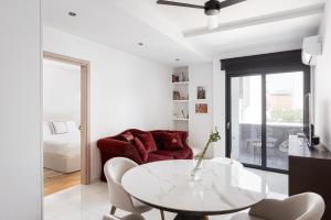 una sala de estar blanca con mesa y sillas en Luxury Apartment, Athens Center, "ORION", en Atenas