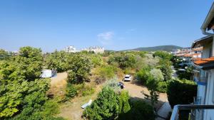 una vista aérea de un aparcamiento en una ciudad en Nushev Hotel en Sveti Vlas