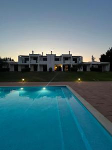 una gran piscina frente a una casa en Villa Alvor piscina praia e golf, en Alvor