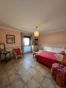 una camera con letto, tavolo e sedia di Casa La Calma a Las Palmas de Gran Canaria