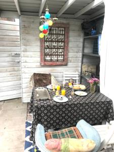 un tavolo con piatti di cibo in cima a un patio di B&B Bij de Zee centre of Julianadorp 10 min from beaches a Julianadorp