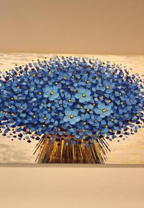 un dipinto di fiori blu su un muro di Casa bragosso a Sottomarina