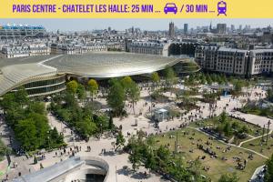een uitzicht over een stad met een stadion bij T2 COSY * PARKING * WIFI * PARIS-DISNEY in Villiers-sur-Marne