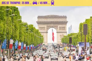 uma movimentada rua da cidade com o arco de triomphe em T2 COSY * PARKING * WIFI * PARIS-DISNEY em Villiers-sur-Marne