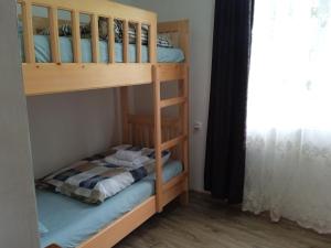 Ce dortoir comprend des lits superposés. dans l'établissement NaBaDa, à Tsʼageri