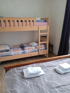 een slaapkamer met 2 stapelbedden en handdoeken op het bed bij NaBaDa in Tsʼageri