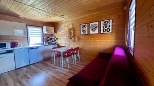 a small kitchen with a table in a room at Kolorowe Domki in Jarosławiec