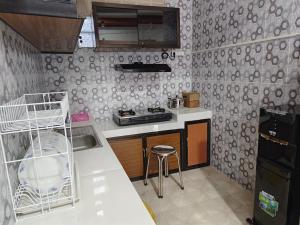 eine Küche mit einer Spüle und einer Arbeitsplatte in der Unterkunft Griyo Mondoliko Homestay Jogja in Demangan