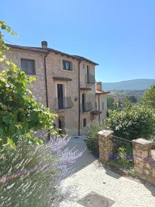 Stary kamienny dom z drogą przed nim w obiekcie Il Borgo della Zittola w mieście Montenero Val Cocchiara
