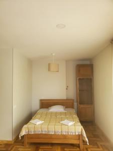 una camera da letto con un letto in una stanza di Nina a Borjomi