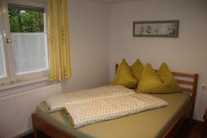 Giường trong phòng chung tại Gästehaus Mangold Fritsch