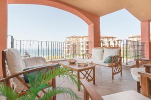 d'un balcon avec des chaises et une table. dans l'établissement Star del Mar Kaliakria Resort, à Topola