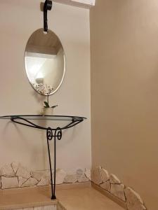 espejo redondo sobre una mesa en una habitación en Il Bottone D'Argento, en Gaeta