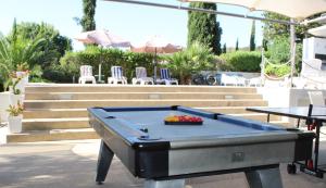 una mesa de billar en medio de un patio en St.George's Country Retreat, en Limassol