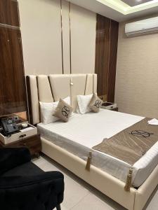 um quarto com uma cama grande num quarto em The Signature Hotel em Islamabad