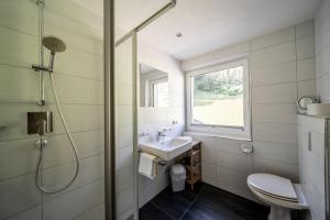 Koupelna v ubytování Appartements Tyrol + 37 fotografií