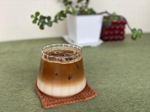 un drink in tazza seduta su un tavolo di Dulan Tranquilo Hostel 台東都蘭晃輕鬆背包客棧 a Donghe