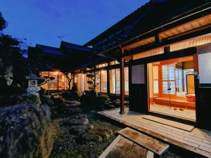 Taga大湖人家BBQ Partyができる大別荘的房屋设有大窗户和木甲板