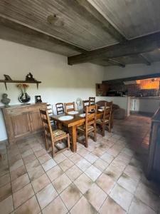 - une salle à manger avec une table et des chaises en bois dans l'établissement Maison au cœur du Luberon, à Apt