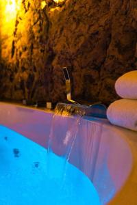 ein Badezimmer mit einer Badewanne mit Wasser in der Unterkunft Love Cottage 2 mit Whirlpool in Hagen