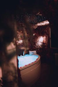 eine Badewanne im Bad mit WC in der Unterkunft Love Cottage 2 mit Whirlpool in Hagen