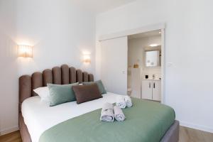 1 dormitorio con 1 cama grande y toallas. en Studio proche Croisette et centre en Cannes