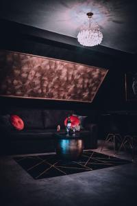 ein Wohnzimmer mit einer Couch und einem Kronleuchter in der Unterkunft Love Cottage 2 mit Whirlpool in Hagen