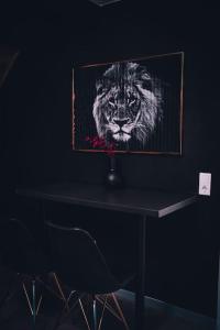 a picture of a tiger on top of a desk at Love Cottage 2 mit Whirlpool in Hagen