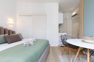 una camera con letto e tavolo con asciugamani di Studio proche Croisette et centre a Cannes