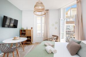 een woonkamer met een bank en een tafel bij Studio proche Croisette et centre in Cannes