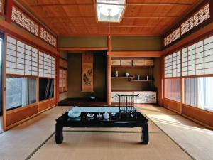 Habitación con mesa en una habitación con ventanas en 大湖人家　田園風景を眺めなれる、ゆったりとしたゴージャスな屋敷 en Taga