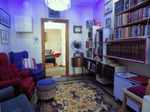 una sala de estar con una habitación con estanterías y una habitación con puerta en Jaloersplek / Victorian On Vaal, en Parys