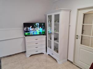ein weißer Schrank mit einem Fernseher in einem Zimmer in der Unterkunft RM Festival Rooms Guca in Guča