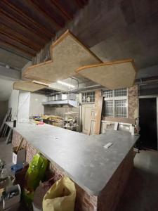 - une cuisine avec un grand comptoir dans une pièce dans l'établissement Waiting Homestay, à Taïtung