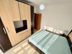 ゴーレムにあるApartment Luky Albaniaのベッドルーム1室(ベッド1台、食器棚、電子レンジ付)