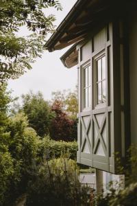 una ventana en el lateral de una casa en Villa Gloria, en Soprabolzano