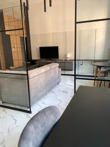 Televízia a/alebo spoločenská miestnosť v ubytovaní VULTOR Apartments