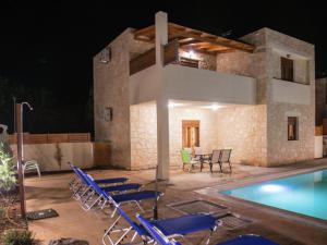 a villa with a swimming pool at night at Luxurious Villa in Bali Crete with Pool in Balíon