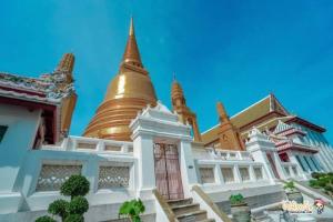 ein Gebäude mit einer goldenen Pagode darauf in der Unterkunft Relax Private terrace&cozy BR,near Grand palace in Bangkok