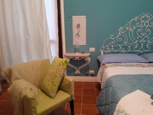 1 dormitorio con 1 cama, 1 sofá y 1 silla en BLUVERDE, en Seregno