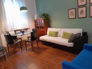 sala de estar con sofá y mesa en BLUVERDE, en Seregno