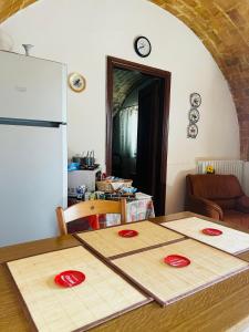 una cocina con una mesa con placas rojas. en B&B LA BOUGANVILLE, en Spoltore