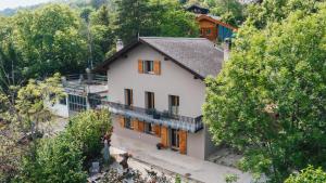 uma vista superior de uma casa branca com árvores em B&B La Forge de Diogne em Crans-Montana