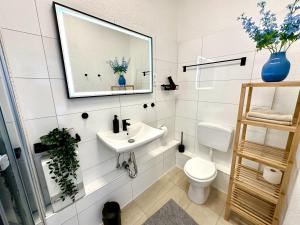 Koupelna v ubytování Stylish im Altbau, Netflix, Sonos, nahe 3M und Vorwerk + 13 fotografií