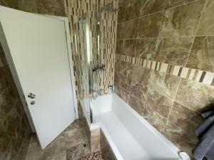 Ванная комната в Family home with easy commute to London! +28 фотографий