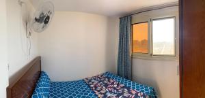 馬特魯港的住宿－"Ashour Tower "Ramy Abdulla，一间小卧室,配有床和窗户