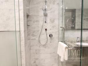 een badkamer met een douche en een glazen deur bij The Platinum 2 Kuala Lumpur by LUMA in Kuala Lumpur