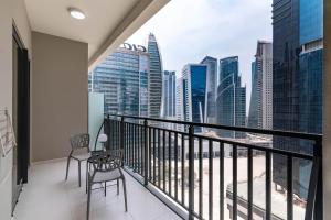 einen Balkon mit Stadtblick in der Unterkunft CitiHome- Business Bay in Dubai