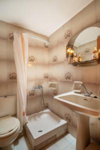 een badkamer met een wastafel, een bad en een toilet bij Alta Vista Studios - ex Lekka's House in Monemvasia