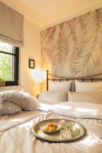 een bed met een dienblad met eten erop bij Ferienhaus Oogenstern USEDOM -ruhige Lage- im Fischerdorf Zirchow in Zirchow +26 foto's